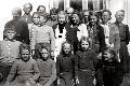 Skolelever i Nötö skola och lärarinnan Anni Holmgård på 1940-talet 