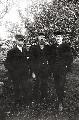 Otto Fabian Pettersson (Nystu) och Lander Fagerström (Björkö), längst till vänster en okänd person 1915-20