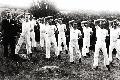 Nötö skolans lärare Hjalmar Strandberg övar med manliga gymnaster på 1920-talet 