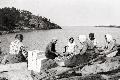 Oppstu folk rensar fisk på berget i Rövarviken i slutet av 1920-talet 